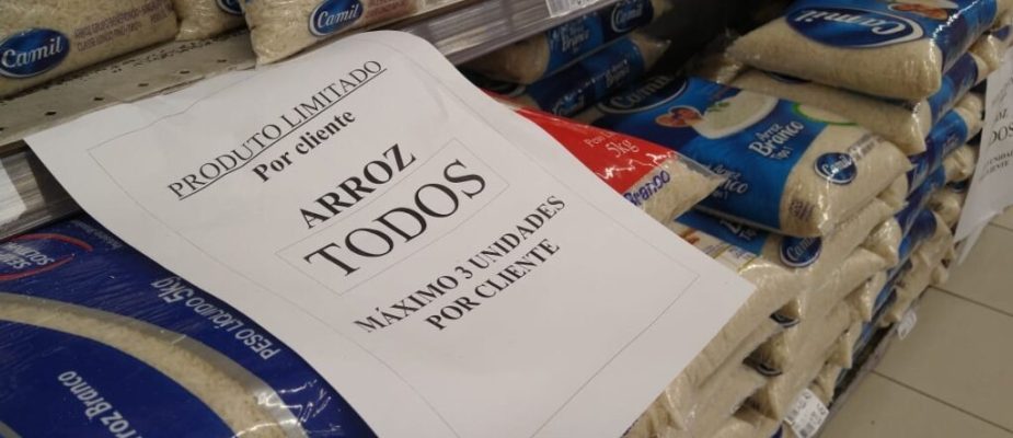 Imagem destaque: Devido às enchentes no RS, redes limitam compra de arroz