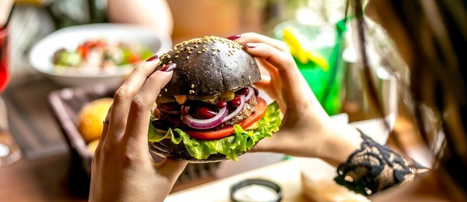Imagem destaque: Com salto de 228% em ocasiões de compra, hambúrguer é uma das comidas favoritas do brasileiro