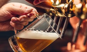 Imagem: Número de consumidores de cerveja fora do lar recua