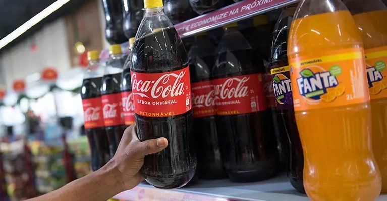 Imagem destaque: Carrefour e Coca-Cola Company anunciam parceria para vendas de bebidas com embalagens retornáveis