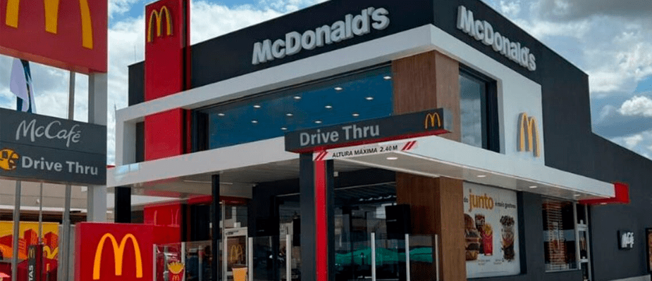 Imagem destaque: McDonald’s avança em automação e testa IA no drive-thru