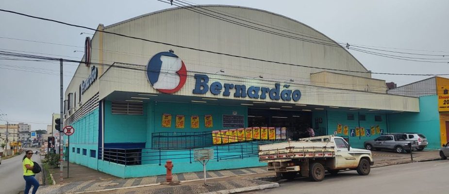 Imagem destaque: Supermercadista mineiro passa a oferecer recarga de veículos elétricos