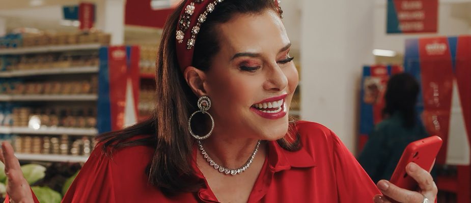 Imagem destaque: Extra Mercado aposta em campanha de aniversário com Narcisa Tamborindeguy