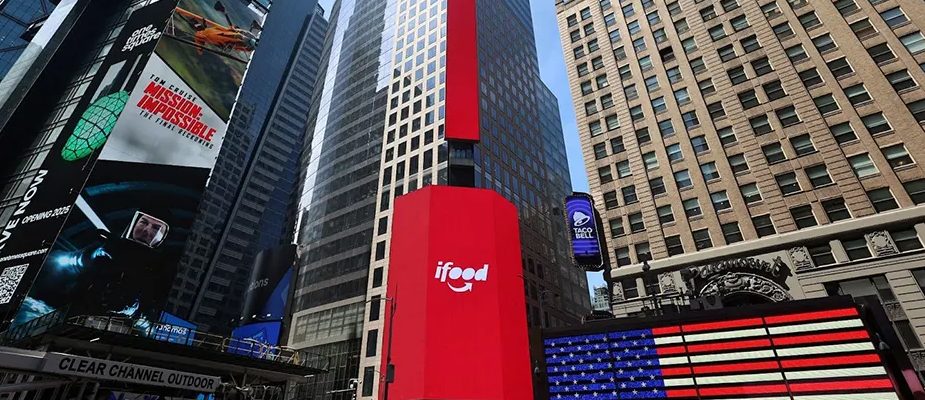 Imagem destaque: iFood reforça novo posicionamento com anúncio na Times Square