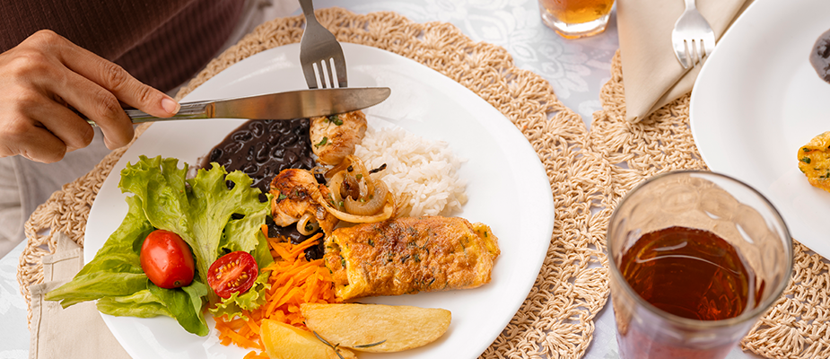 Imagem destaque: Almoço na rua fica mais caro e transforma rotina de consumo dos brasileiros
