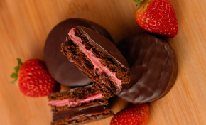 Imagem: Doces Boa Vista lança Alfajor Mousse Morango & Chocolate