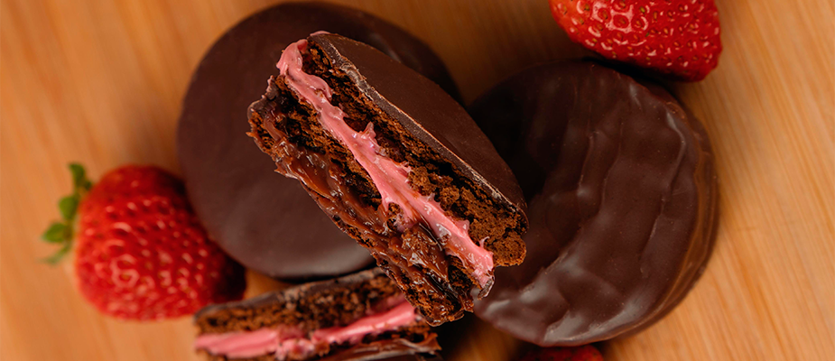 Imagem destaque: Doces Boa Vista lança Alfajor Mousse Morango & Chocolate