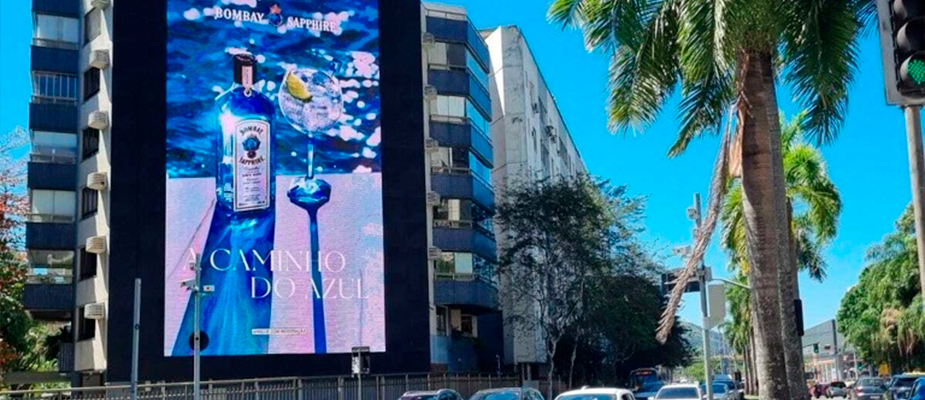 Imagem destaque: Bombay Sapphire amplia campanha “A Caminho do Azul” com painel no Leblon (RJ)