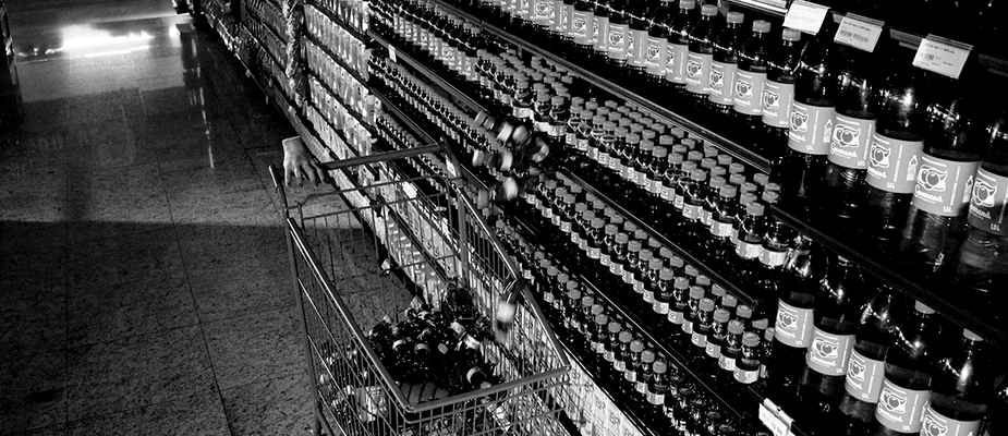 Imagem destaque: Guaraná e Netflix levam campanha inspirada em Wandinha para supermercados