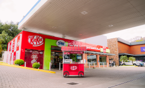 Imagem: Rede de postos SIM e Nestlé Professional promovem KitKat Achocolatado com fachada temática