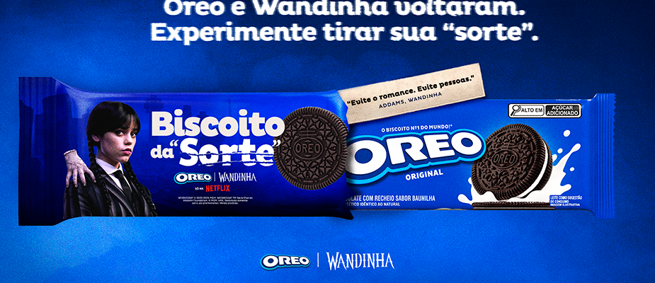 Imagem destaque: Oreo e Wandinha retomam parceria e lançam embalagem inspirada na série