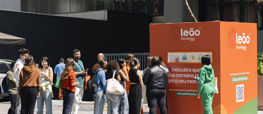 Imagem destaque: Leão e Housi promovem ação para distribuir chás na região da Av. Paulista (SP)
