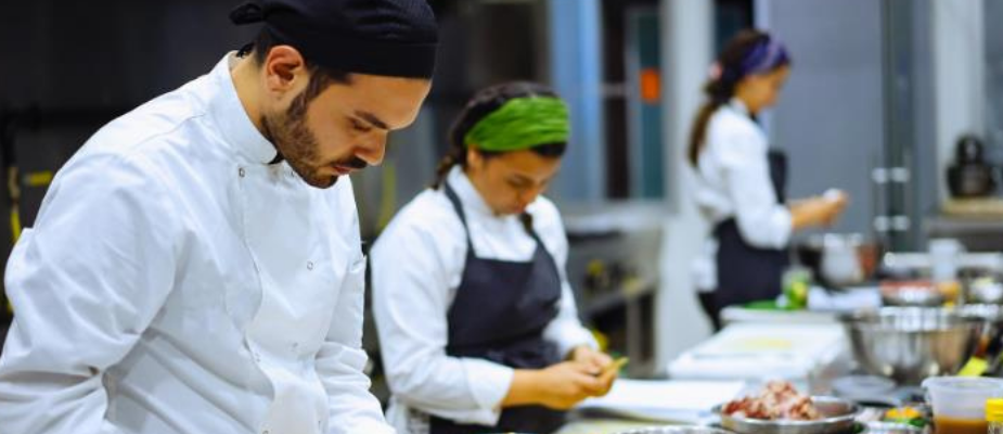 Imagem destaque: Um terço dos bares e restaurantes pretendem contratar funcionários para o fim de ano