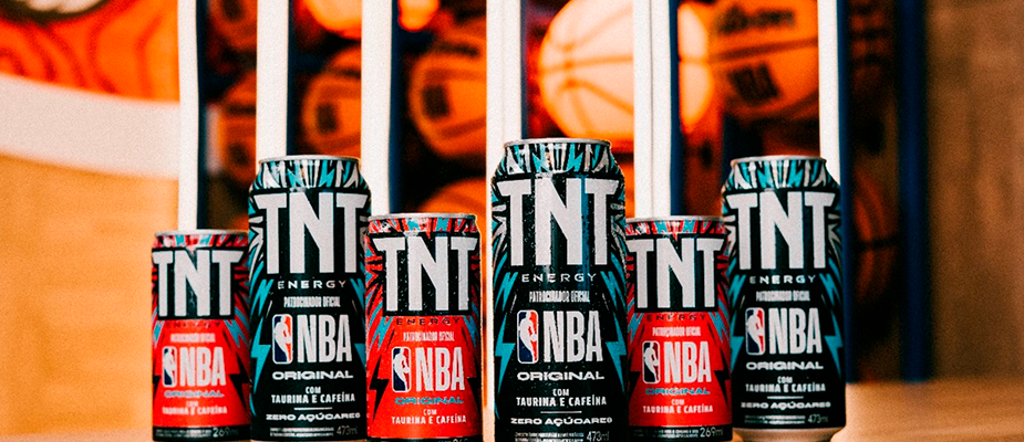 Imagem destaque: TNT e NBA redesenham embalagens de energético