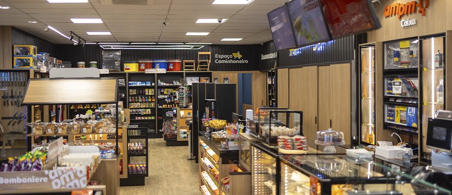 Imagem destaque: AmPm acelera expansão com novo modelo de loja e marca renovada