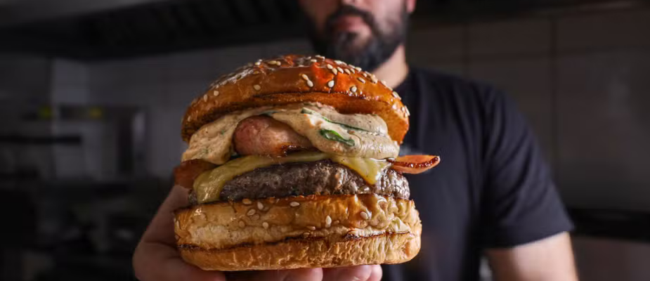 Imagem destaque: Ex-Touro inaugura primeira unidade com salão e prepara expansão para além do delivery