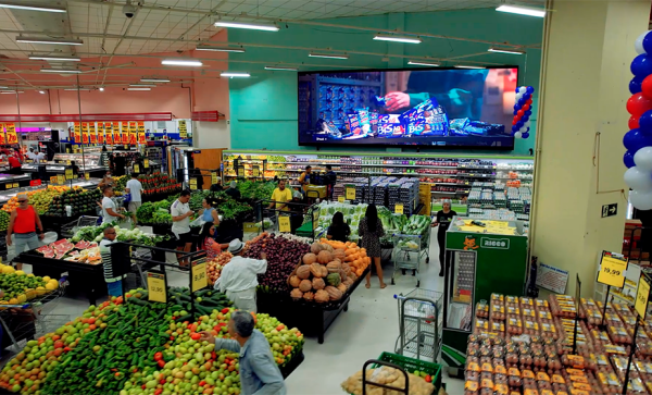 Imagem: Grupo Mateus avança em retail media e instala painéis digitais em 100 lojas