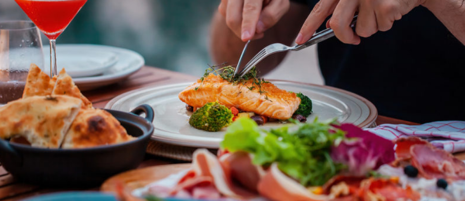 Imagem destaque: Alimentação e hospedagem devem faturar R$ 80 bilhões em dezembro