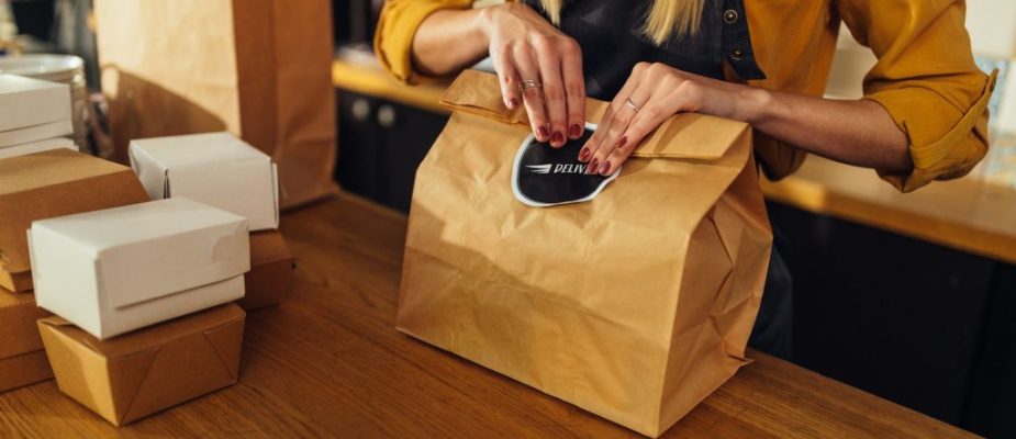 Imagem destaque: Delivery se consolida como canal estratégico para restaurantes, mas operações ainda têm desafios