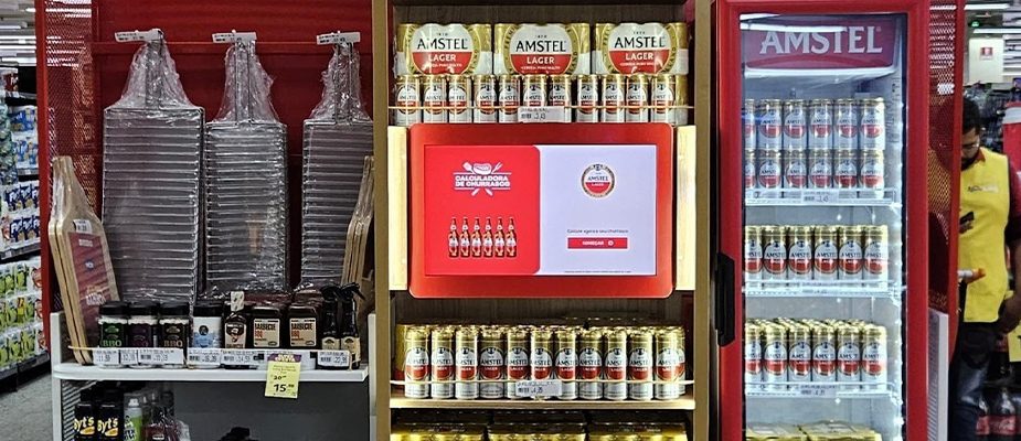 Imagem destaque: Amstel lança solução para PDVs com móvel temático “Churrasco Amstel”