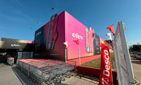 Imagem: Fachada do Desco Atacado recebe identidade visual do energético Elev Pink Lemonade