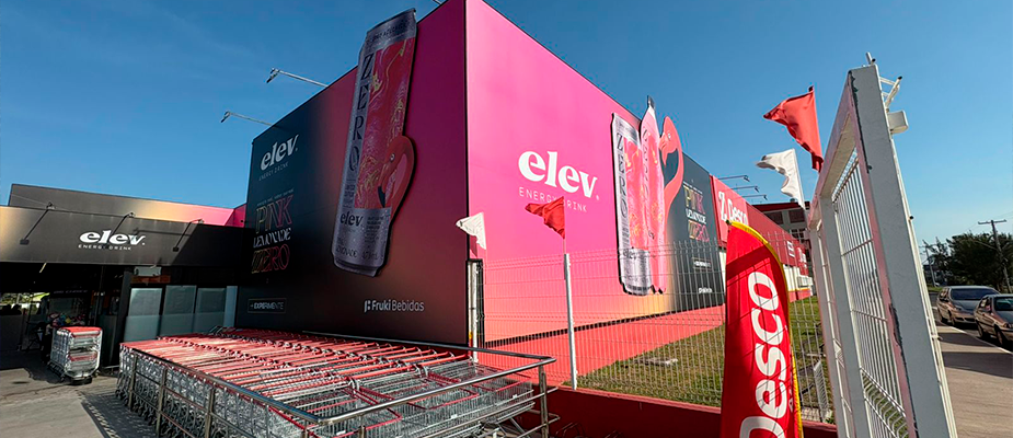 Imagem destaque: Fachada do Desco Atacado recebe identidade visual do energético Elev Pink Lemonade