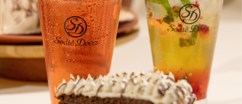 Imagem destaque: Sodiê Doces estreia linha Caseiro Premium e inova com bebidas geladas em collab com Red Bull