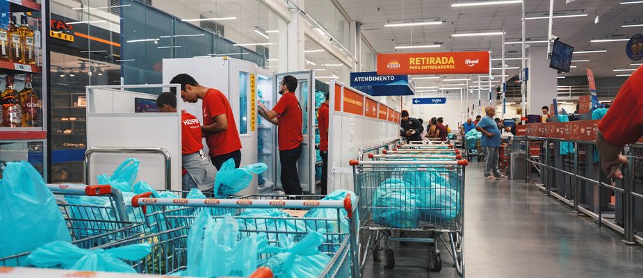 Imagem destaque: Assaí amplia parceria com iFood e estende delivery a um terço das lojas