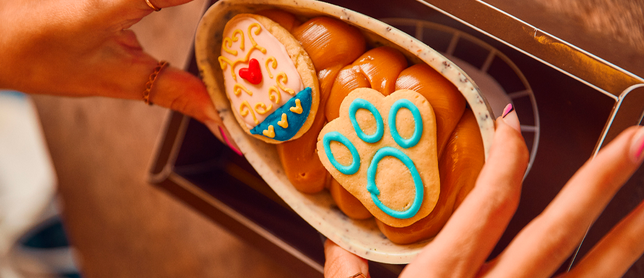 Imagem destaque: Make a Cake aposta em personalização e collab com Biscoitê nesta Páscoa