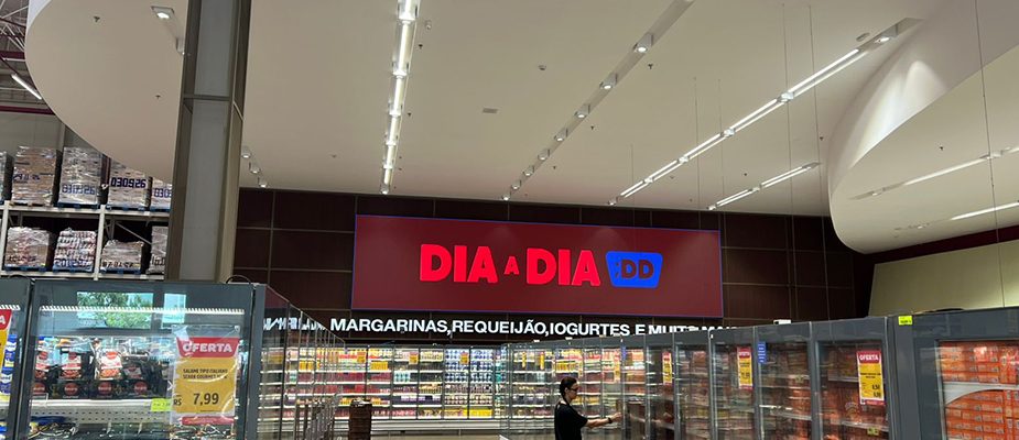Imagem destaque: Dia a Dia Atacadista implementa ecossistema de retail media no PDV