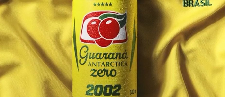 Imagem destaque: Guaraná Antarctica estiliza latas inspiradas nos uniformes campeões do Brasil na Copa