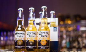 Imagem: Corona ativa mesas de bar com QR codes revelados pela luz do sol