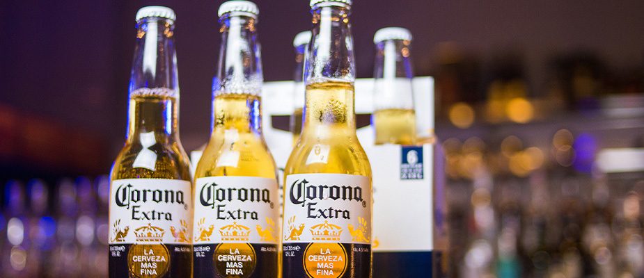 Imagem destaque: Corona ativa mesas de bar com QR codes revelados pela luz do sol