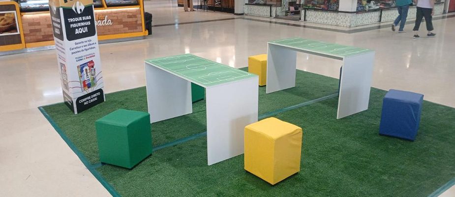 Imagem destaque: Galerias do Carrefour viram ponto de troca de figurinhas da Copa