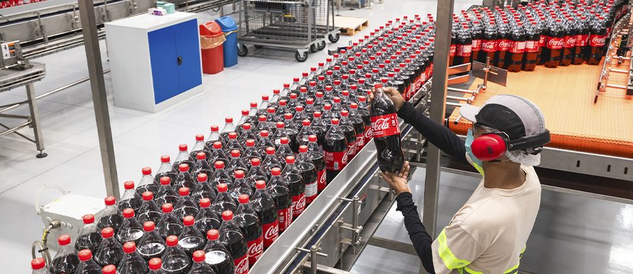 Imagem destaque: Solar Coca-Cola investe R$ 200 milhões em nova linha PET no Centro-Oeste
