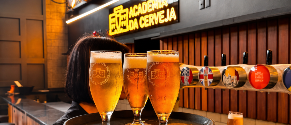 Imagem destaque: Ambev aposta em capacitação de garçons para atender demanda da Copa 2026