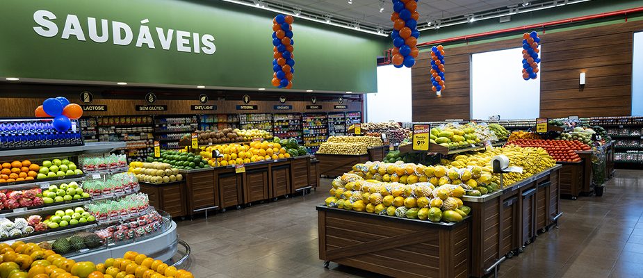Imagem destaque: Imec reinaugura supermercado com novo setor saudável e espaços temáticos de marcas