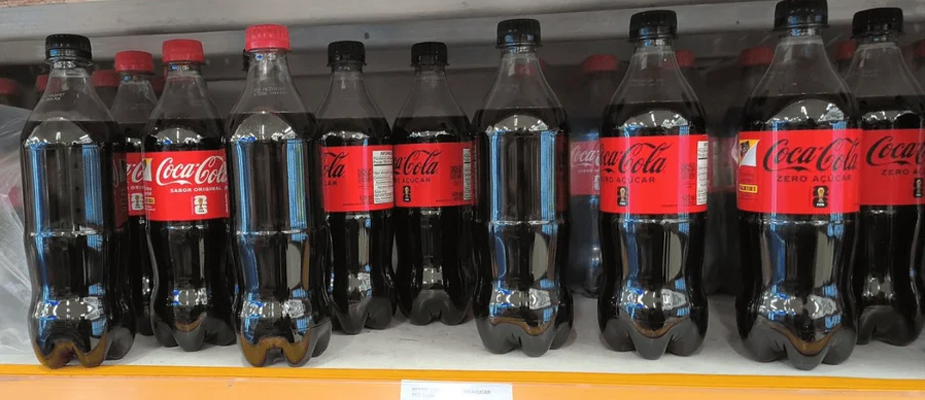 Imagem destaque: Coca-Cola recolhe garrafas em supermercados após violação de rótulos promocionais