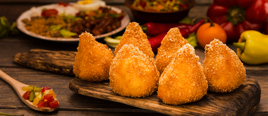 Imagem destaque: Coxinha movimenta R$ 9,7 bilhões e segue entre os salgados mais consumidos do país