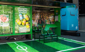 Imagem: Guaraná Antarctica transforma ponto de ônibus em arquibancada de estádio