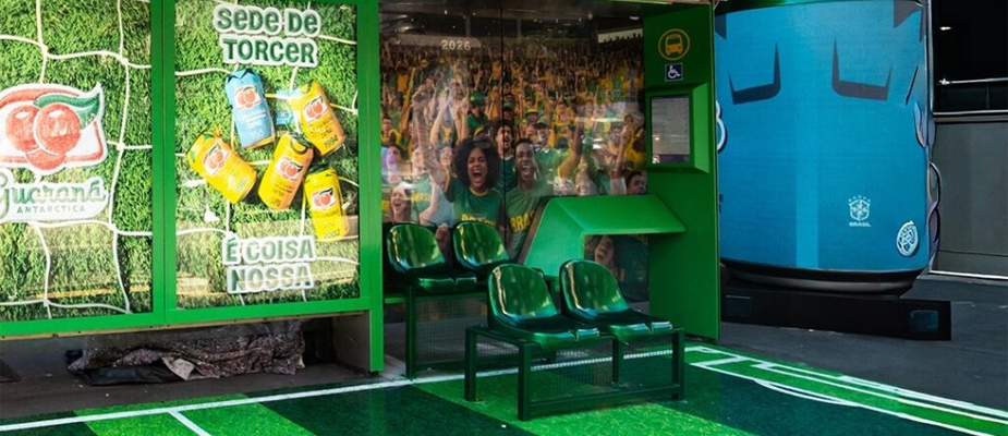 Imagem destaque: Guaraná Antarctica transforma ponto de ônibus em arquibancada de estádio