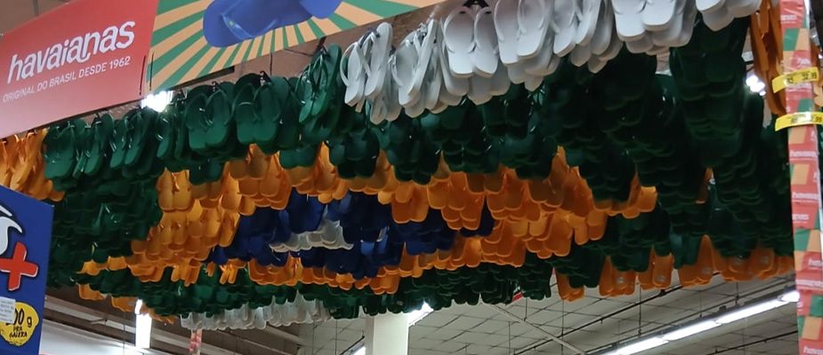 Imagem destaque: Americanas monta parreira temática de Havaianas para a Copa do Mundo