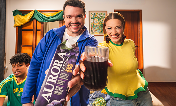 Imagem: Suco Aurora Integral em Tetra Pak® estreia campanha com Gaules e Bea