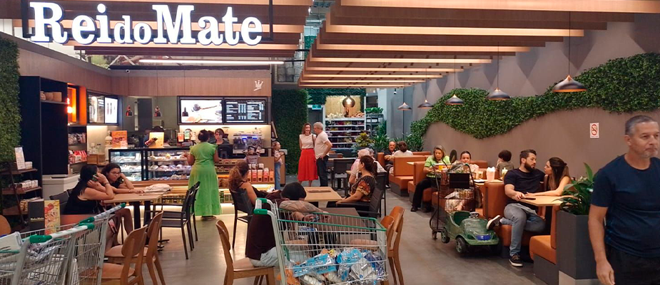 Imagem destaque: Rei do Mate lança formatos compactos na ABF Expo e projeta 365 unidades em 2026