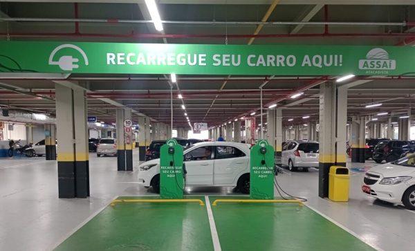 Imagem: Eletropostos do Assaí geram energia equivalente a 35 voltas ao redor da Terra em 2026