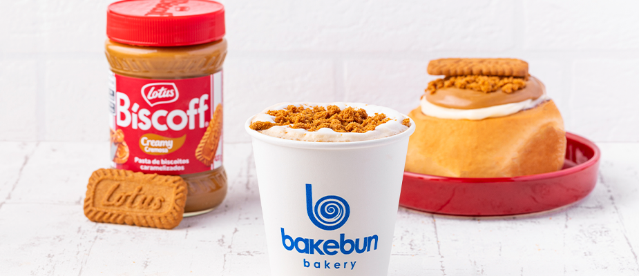 Imagem destaque: Bakebun e Biscoff lançam linha limitada de cinnamon rolls e bebidas