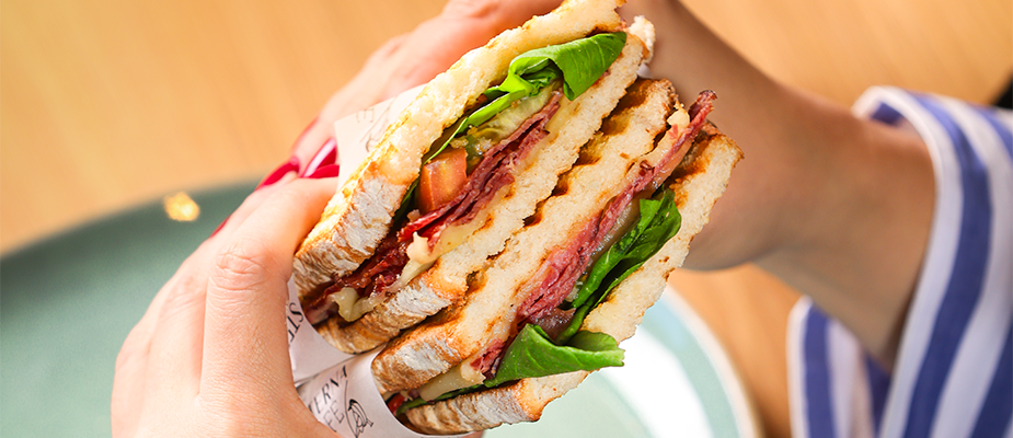 Imagem destaque: Sterna Café lança sanduíche de pernil e pastrami em campanha para o inverno