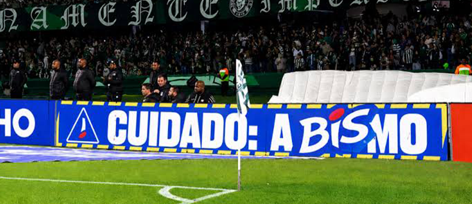 Imagem destaque: BIS instala placa de “aBISmo” após lance viral no estádio Couto Pereira