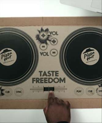 Imagem: Pizza Hut Lança Embalagem que Vira Mesa de DJ