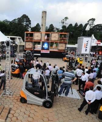 Imagem: Show de Empilhadeiras na CeMAT South America 2013